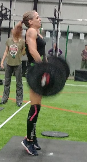 crossfit babes at crossfit competiton