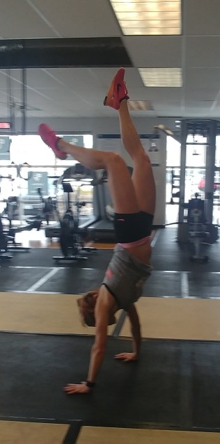 crossfitmomm doing handstand walks crossfit colorado crossfit babe