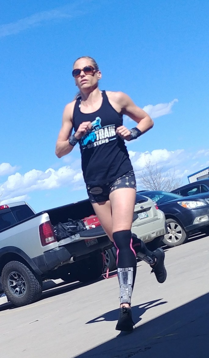 hot crossfit chick running in crossfit competition in co springs