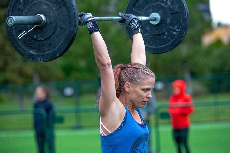 crossfit thrusters hot crossfit chick crossfitmomm.com